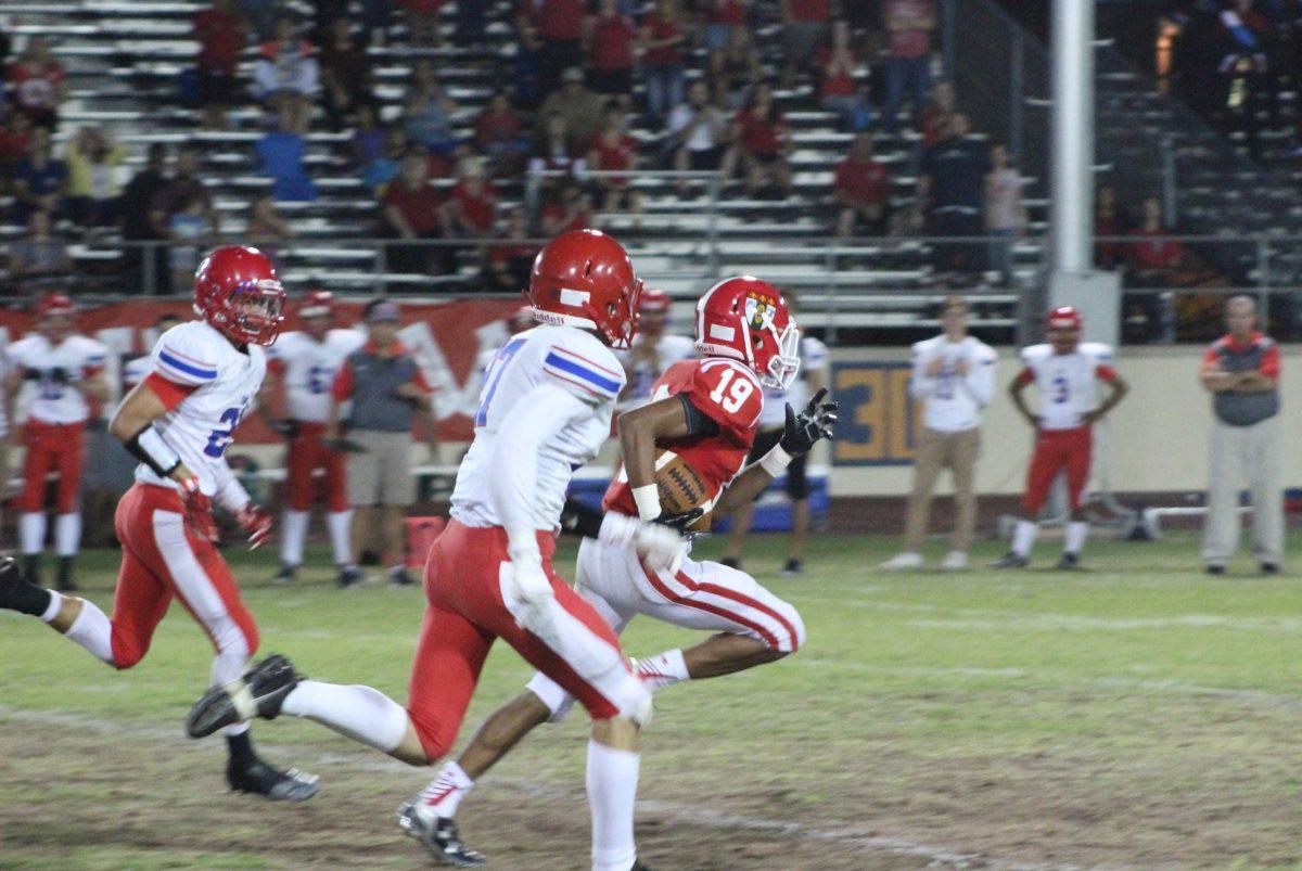 Photo by Nathaniel Kerber ’19 | Nico Nicholson ’17 returns a kickoff for a 95 yard touchdown. Brophy defeated Mountain View 20-17 to maintain a perfect 6-0 record.