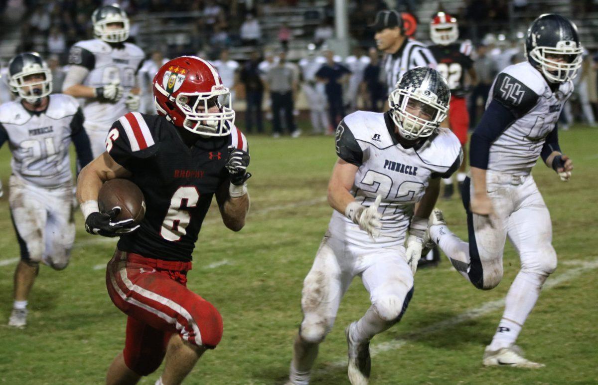 Photo+by+Bryce+Owen+%E2%80%9917+%7C+Noah+Pittenger+%E2%80%9917+runs+for+a+23-yard+touchdown+to+put+Brophy+up+by+10+with+3+minutes+remaining.
