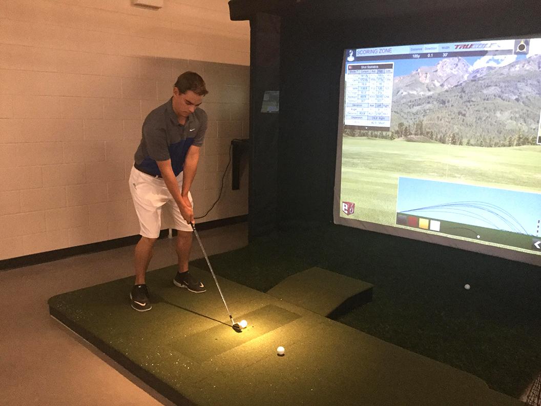 Photo by Manuel Mata-Flores ’19 | Jack Geurtz ’17 uses one of the new golf simulators that was installed in The Dutch. There are two golf simulators in The Dutch that are availbe for use.